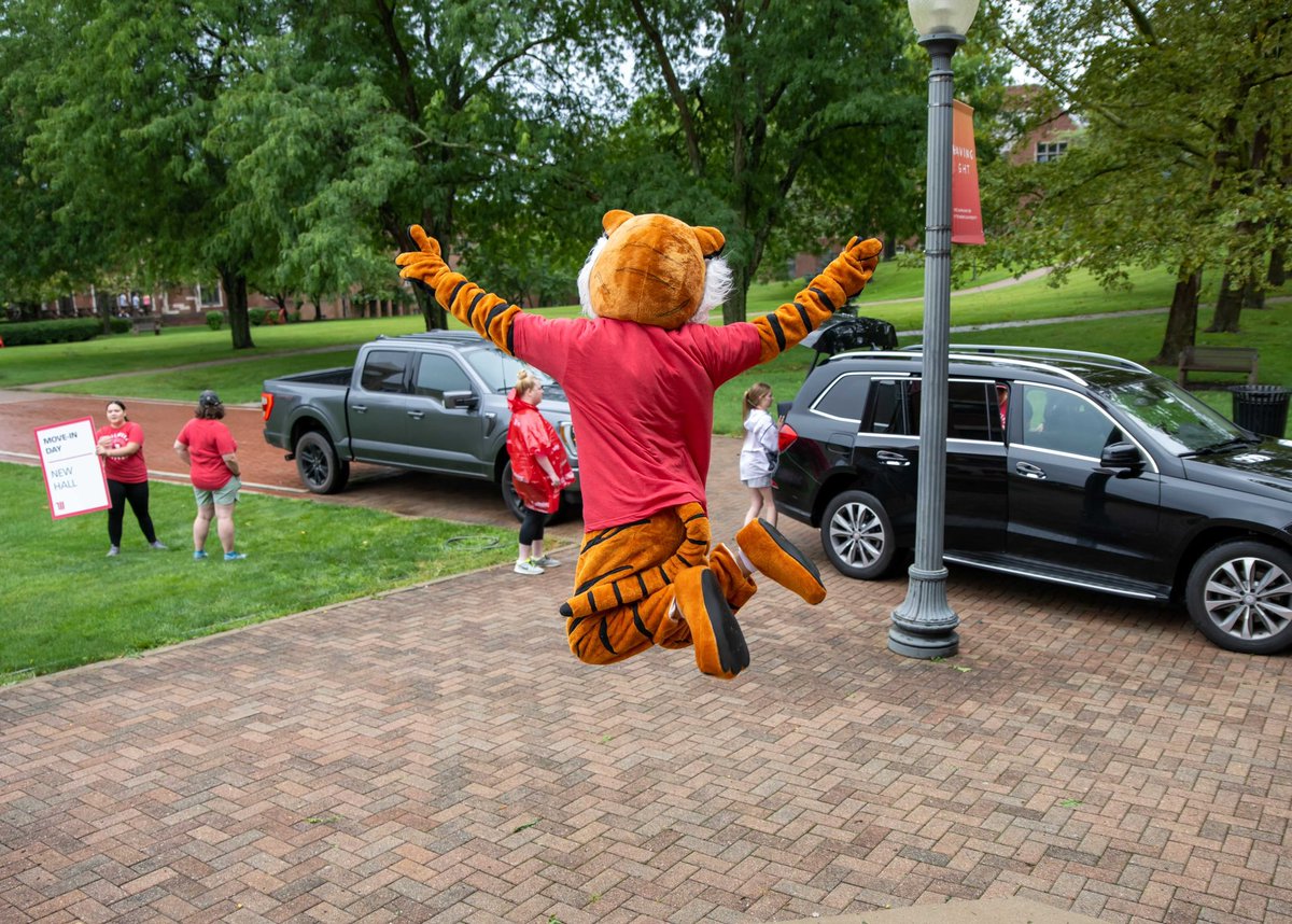 wittenberg's tweet photo. Our new Tigers are officially moved in! Now it's time to introduce them to our campus community with a new student and family welcome reception from 3 to 4:30 p.m. at the Pam Evans Smith Arena inside the HWA. More events here: https://t.co/iDDdxJFCew https://t.co/5IXjq6jy6l