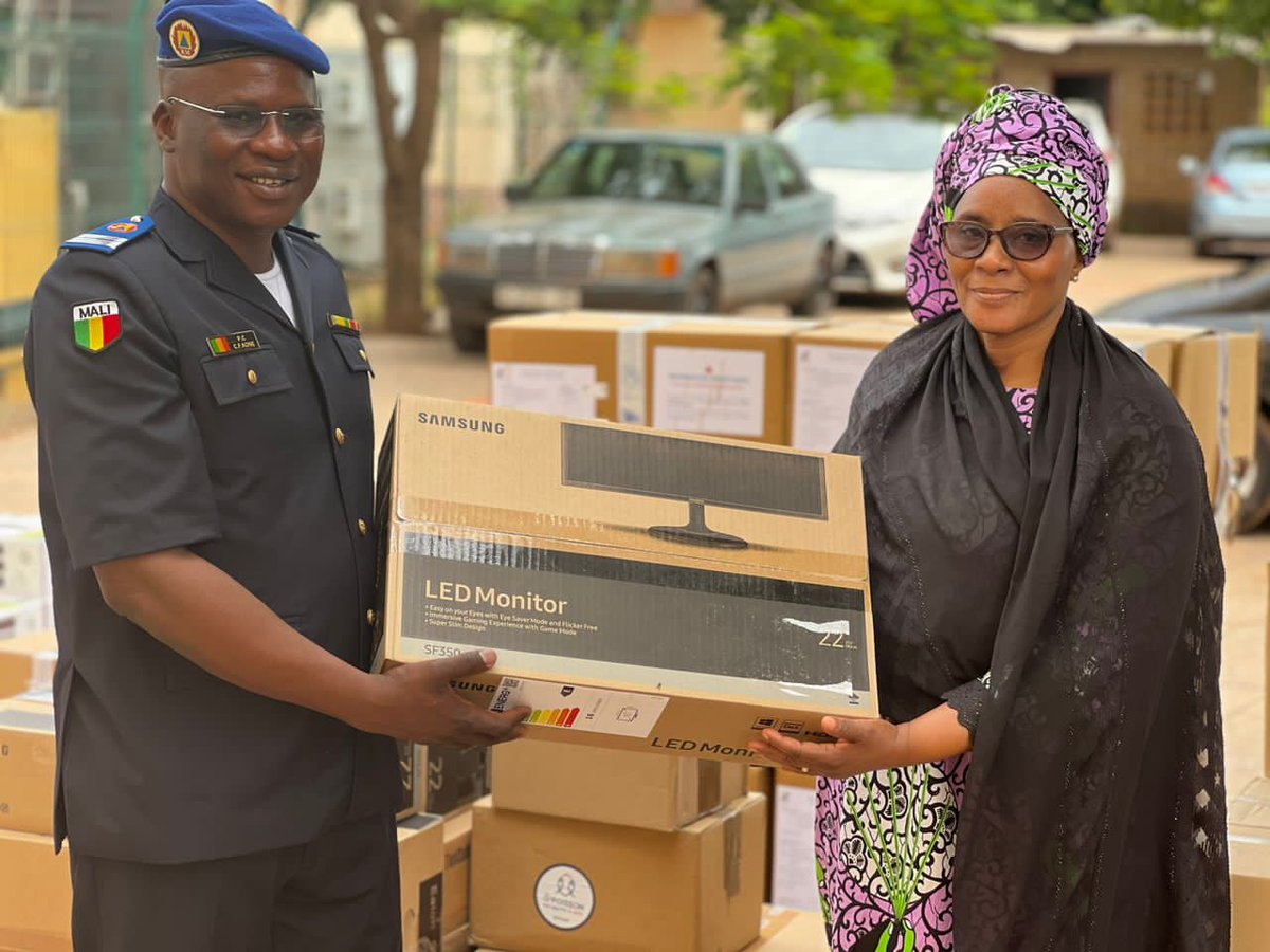 HydrometMali's tweet image. HYDROMET-MALI, a procédé à la remise d’un lot d’équipements et de (24) stations synoptiques à l’Agence Nationale de la Météorologie du Mali.
En plus des stations, un concentrateur qui permettra de fédérer les données des multitudes stations ne communiquant jusqu’ici.
#hydromet