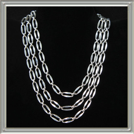 FlotsamMich's tweet photo. Sleek three-strand choker in polished silvertone. https://t.co/k443k9GCvW #vintage #jewelry #necklace #choker #retro #unsignedbeauty #seasonless #giftforher #giftsforwomen #giftideas https://t.co/IGiWRg1HsZ