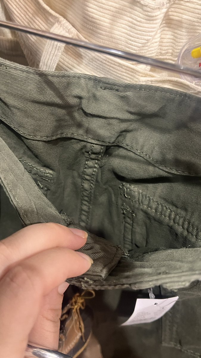 manhaterade's tweet photo. I genuinely thought I was being punkd at PacSun when the entire section I was in was “one size”

Sweatshirts? *cries in short* but okay. Sweatpants? I guess? But CARGO PANTS? They had absolutely no stretch,  just say that you only make pants for thin ppl (23-25 apparently) 🤨 https://t.co/AgZbrtvtxi