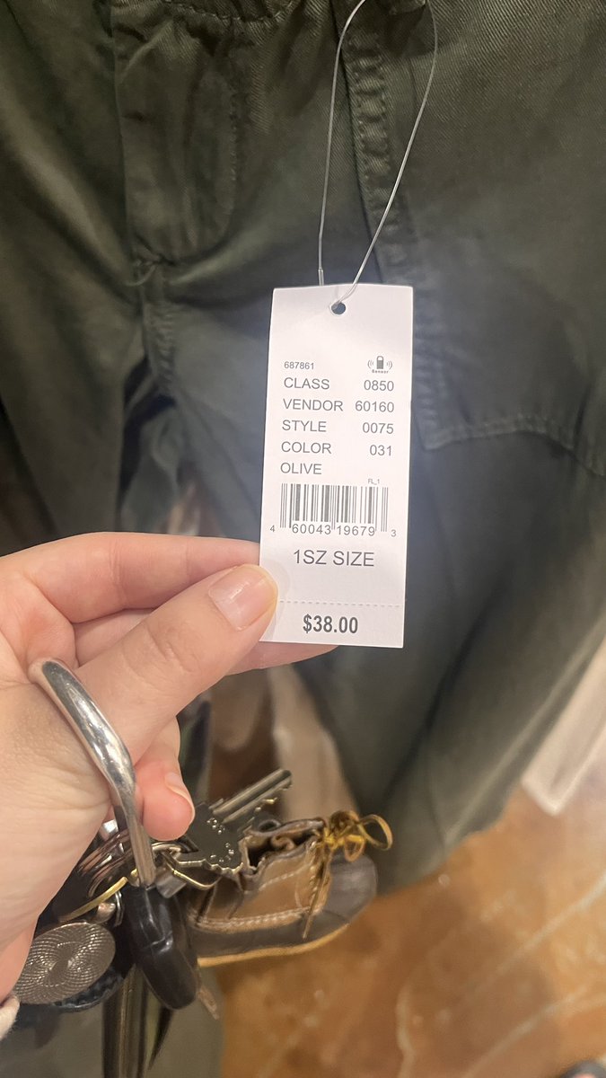 manhaterade's tweet photo. I genuinely thought I was being punkd at PacSun when the entire section I was in was “one size”

Sweatshirts? *cries in short* but okay. Sweatpants? I guess? But CARGO PANTS? They had absolutely no stretch,  just say that you only make pants for thin ppl (23-25 apparently) 🤨 https://t.co/AgZbrtvtxi