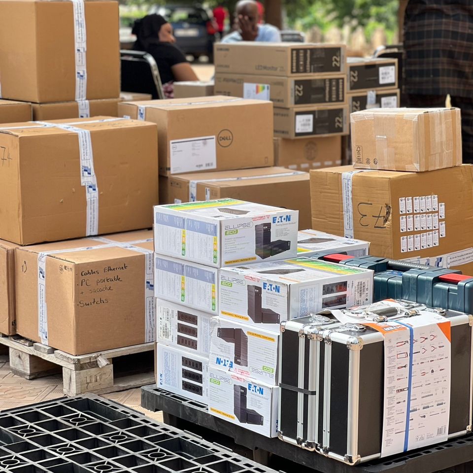 HydrometMali's tweet image. HYDROMET-MALI, a procédé à la remise d’un lot d’équipements et de (24) stations synoptiques à l’Agence Nationale de la Météorologie du Mali.
En plus des stations, un concentrateur qui permettra de fédérer les données des multitudes stations ne communiquant jusqu’ici.
#hydromet