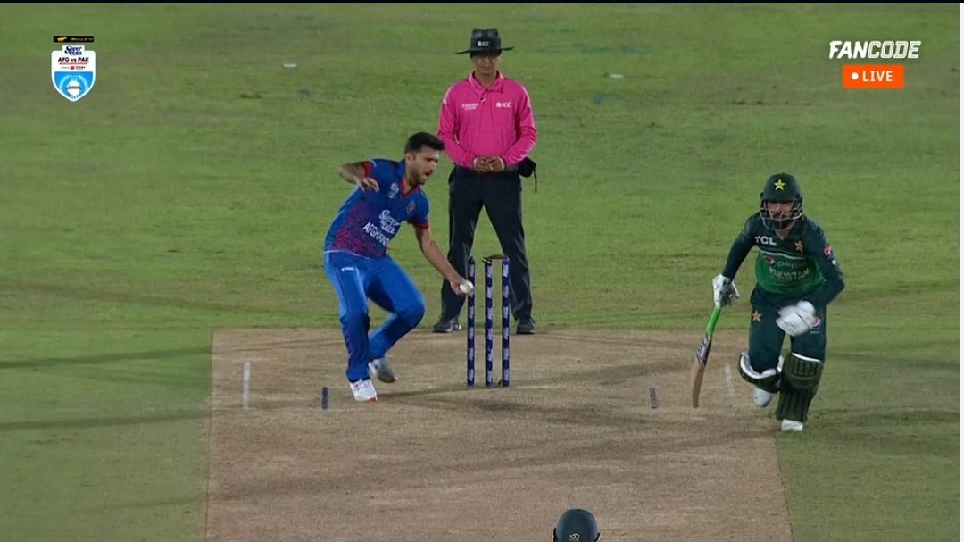 mufaddal_vohra's tweet image. Fazalhaq Farooqui ran out Shadab Khan at the non striker's end. 

Afghanistan Vs Pakistan is a blockbuster!