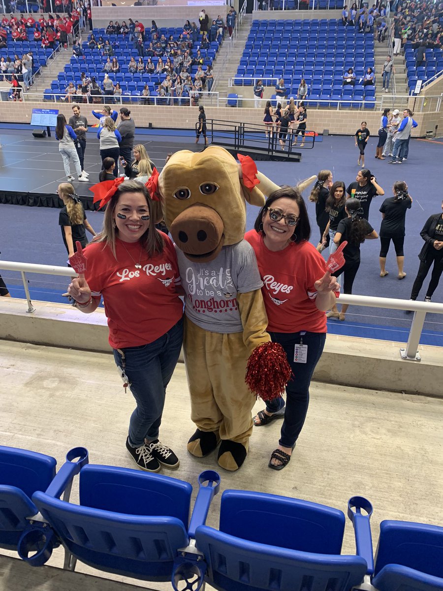 margaretklarson's tweet photo. Representing and getting pumped at convocation! #TeamNorthside #teamlonghorns #somoslonghorns @NISDCounseling @Linda_Salinas1 @Marlib06Libby @NISDLosReyes https://t.co/kR2zRUszo4