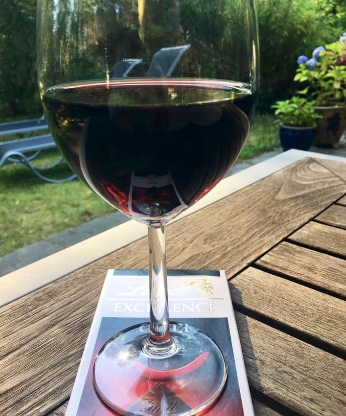 jannickep74's tweet photo. Godkväll torsdag 🌅🇸🇪🍷
Sitter ute, det är fortfarande varmt ☺️ Har tänt ljuslyktan 🙏🏼
Reflekterar över dagen. En bra dag 😅
Imorgon kämpar vi vidare 💪🏼❤️
#vardigsjälv #smile #ödmjuk #kämpa #levlivet #sensommar #hemma #älska https://t.co/WbR53yB5b8