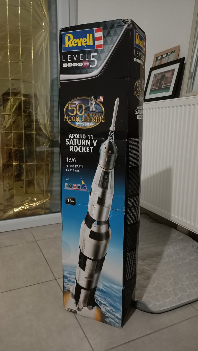 NunoSeletti's tweet photo. Aujourd'hui c'est Noël avant l'heure ! Je me suis offert un beau cadeau pour mon anniversaire 😇 je lorgne dessus depuis que j'ai 9 ans ! #SaturnV #Apollo11 #Revell #rocketmodel https://t.co/wMjMA7r7PL