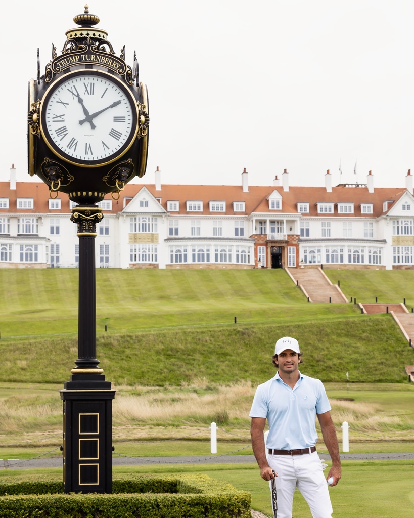 TrumpTurnberry's tweet photo. “It was a pleasure to play with @f1 driver @carlossainz55 on the Ailsa Course” - Ricky Hall, Director of Golf ⛳️ 🏌️♂️
#f1 #carlossainz #linksgolf #AilsaCourse https://t.co/qTQdERNAkB
