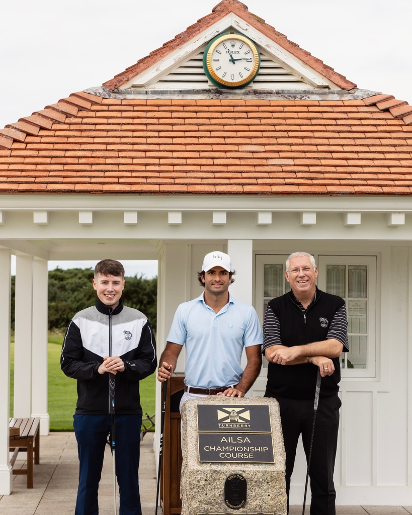 TrumpTurnberry's tweet photo. “It was a pleasure to play with @f1 driver @carlossainz55 on the Ailsa Course” - Ricky Hall, Director of Golf ⛳️ 🏌️♂️
#f1 #carlossainz #linksgolf #AilsaCourse https://t.co/qTQdERNAkB
