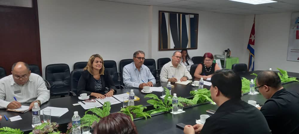 TaniaMCruzHdez's tweet photo. En el @MINSAPCuba 🇨🇺 sostuve fraternal y fructífero intercambio con el Sr. Sun Jianzhong, presidente y rector de la Universidad 👩‍🎓de Estudios Internacionales de Hebei 🇨🇳, y la delegación que lo acompaña.    

#CubaPorLaVida 

Abrimos hilo🧵 https://t.co/1NDuNfEnLa