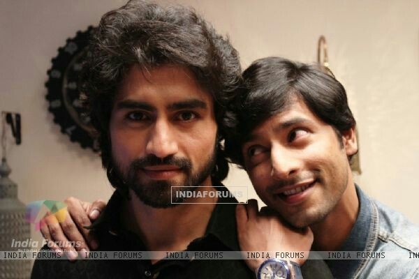 LDewanni's tweet photo. From brothers to we steal each other the wife's 😂
Sorry its just came into my mind
#HarshadChopda #NamitaDubey #JenniferWinget #SehbanAzim #AdityaHooda #ZoyaSidhique #PoojaHooda #YashArora #Adiya #Poosh #Bepannaah https://t.co/hySnz0x3Ic