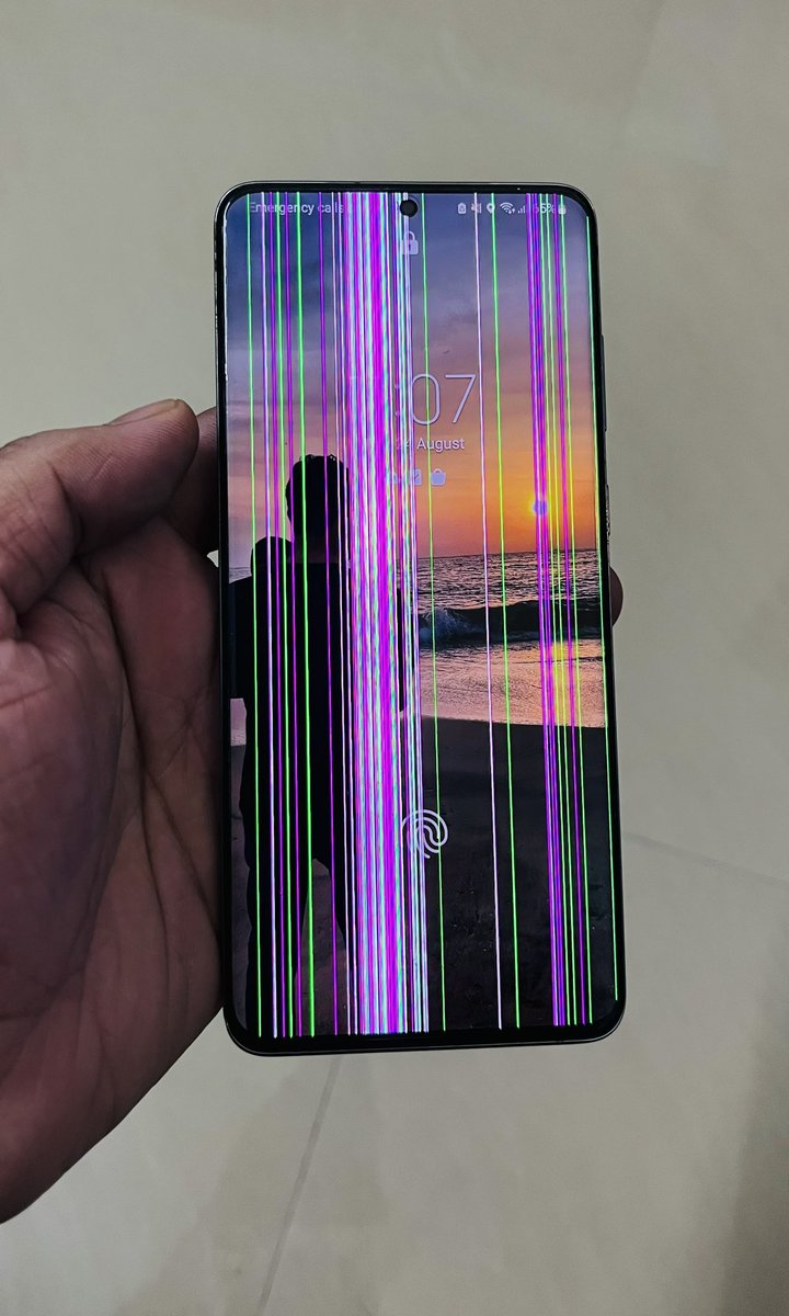 ShafeeqTech's tweet photo. @SamsungMobile @SamsungIndia 
Is there any solution for this. Please respond!!! Out of no where i got these lines on my display 😭 now I’m unable to use it #HelpMe #Samsung #Galaxy #S20plus https://t.co/0PdUZ1vDjg