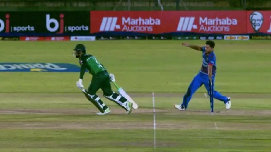 abdulahadjawaid's tweet photo. “Jaldi se mankad kardeta hun phir Naseem Shah ke haathon zaleel bhi to hona hai” https://t.co/pj0WBcJS3d
