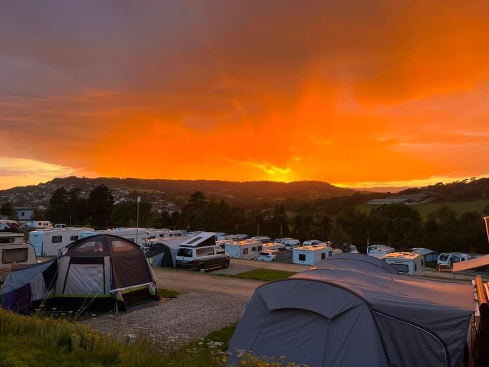 PremierParks's tweet photo. Not only do our Premier Parks members do high-quality holidays, they also offer stunning sunsets 🌇 What an amazing way to end a perfect day on holiday!

📸 @NewlandsHoliday, Highfield Farm Touring Park, @Monkton_Wyld, @trevalgan https://t.co/GFEz5CK6fk