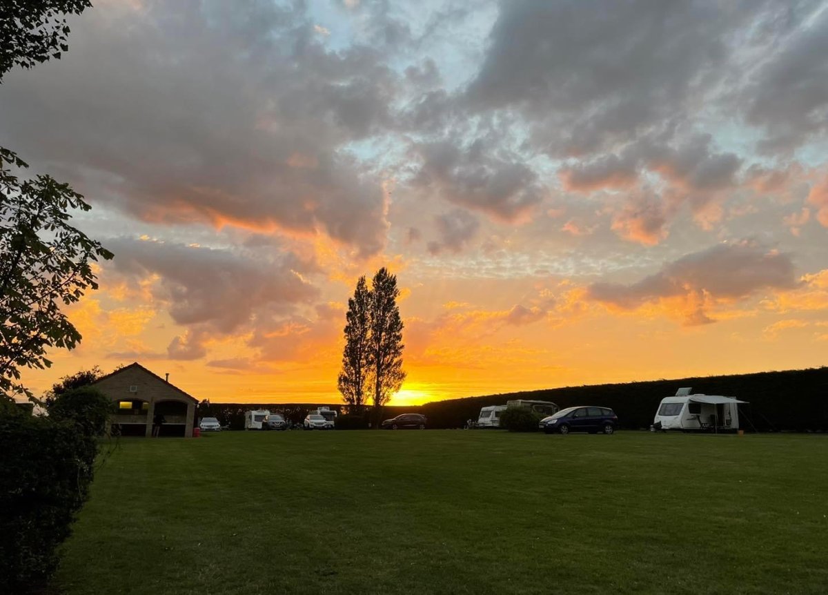 PremierParks's tweet photo. Not only do our Premier Parks members do high-quality holidays, they also offer stunning sunsets 🌇 What an amazing way to end a perfect day on holiday!

📸 @NewlandsHoliday, Highfield Farm Touring Park, @Monkton_Wyld, @trevalgan https://t.co/GFEz5CK6fk