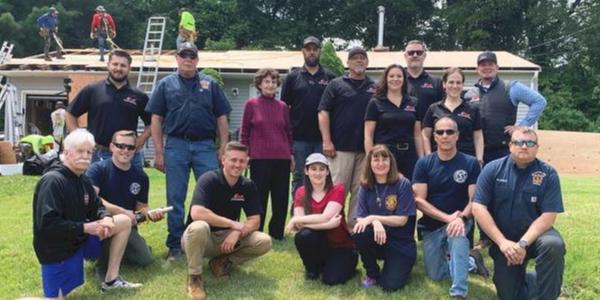 RoofCoffeeShop's tweet photo. First Responders Support Roofing Company in Gifting new Roof 
https://t.co/xoln9cqCF4 

#CaughtDoingGood #RoofersCoffeeShop #RoofingProfessionals #RoofingContractors #RoofingIndustry https://t.co/ssUYMTsxpg
