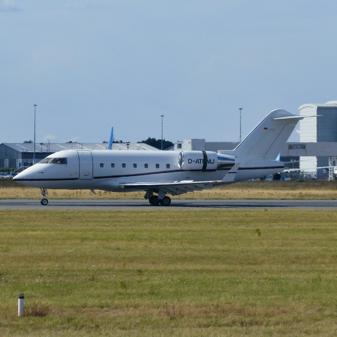 Michaelflying28's tweet image. 40 years ago today a  Canadair Challenger 601 set a world record for the longest flight for a business jet flying  4,364.2 miles none stop from Calgary to London.

#bombardier #bombardierjets #bombardierchallenger #bombardierchallenger600 #cl600 #cl60 #bombardiercl600