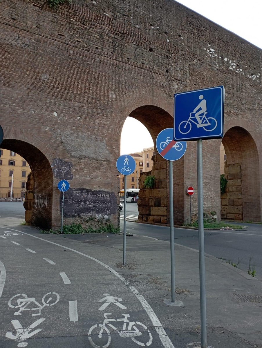 Questa segnaletica funziona così:
 
arrivi in bici 
al 2°cartello scendi
al 3º terzo puoi proseguire spingendo all'ultimo lasci la bici e prosegui a piedi
Dopo le mure bestemmi