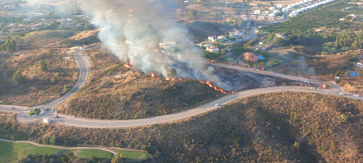 Plan_INFOCA's tweet photo. 🔴 DECLARADO #IFMijas (Málaga).

MEDIOS:
🚁 1 helicóptero pesado y 1 ligero
🚒 1 autobomba 
👨‍🚒 2 técnicos de operaciones, 1 agente de medio ambiente, 2 Bricas y 2 grupos de bomberos https://t.co/zH7ku4OUrX