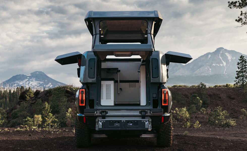 SawyerMerritt's tweet photo. NEWS: GM has revealed the Hummer EV EarthCruiser, a Hummer-specific pop-top camper.

• Made of carbon fiber
• 80" standing room
• Fridge, sink, stovetop, water heater, etc. All powered by solar panels on roof. 6 kWh electrical system provides power for 7 days.
• Coming 2024 https://t.co/CpIBsHDwJL