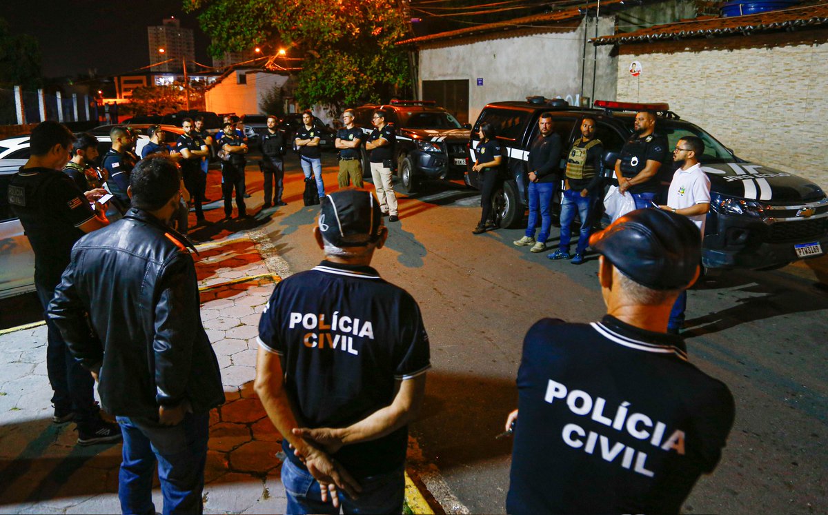 carlosbrandaoma's tweet photo. Mais ações do sistema de segurança pública. A Polícia Civil realizou hoje operação para inibir o tráfico de drogas em São Luís. Foram cumpridos mandados de busca e apreensão, com a prisão de quatro pessoas em flagrante portando drogas, dinheiro e balança de precisão. https://t.co/LB6gH4O8aI
