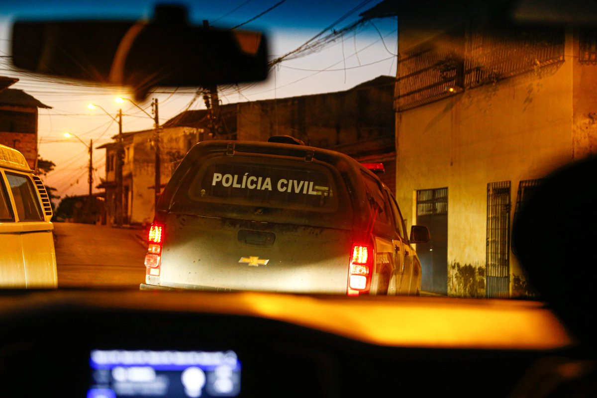 carlosbrandaoma's tweet photo. Mais ações do sistema de segurança pública. A Polícia Civil realizou hoje operação para inibir o tráfico de drogas em São Luís. Foram cumpridos mandados de busca e apreensão, com a prisão de quatro pessoas em flagrante portando drogas, dinheiro e balança de precisão. https://t.co/LB6gH4O8aI