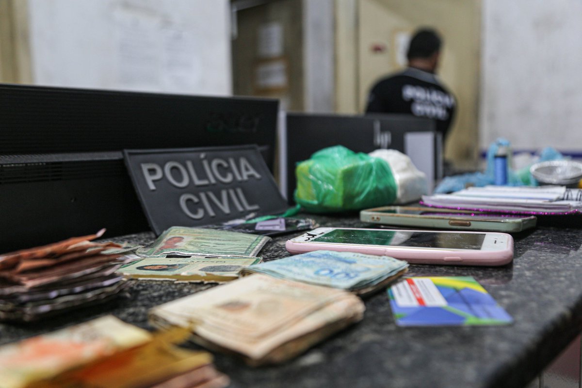 carlosbrandaoma's tweet photo. Mais ações do sistema de segurança pública. A Polícia Civil realizou hoje operação para inibir o tráfico de drogas em São Luís. Foram cumpridos mandados de busca e apreensão, com a prisão de quatro pessoas em flagrante portando drogas, dinheiro e balança de precisão. https://t.co/LB6gH4O8aI