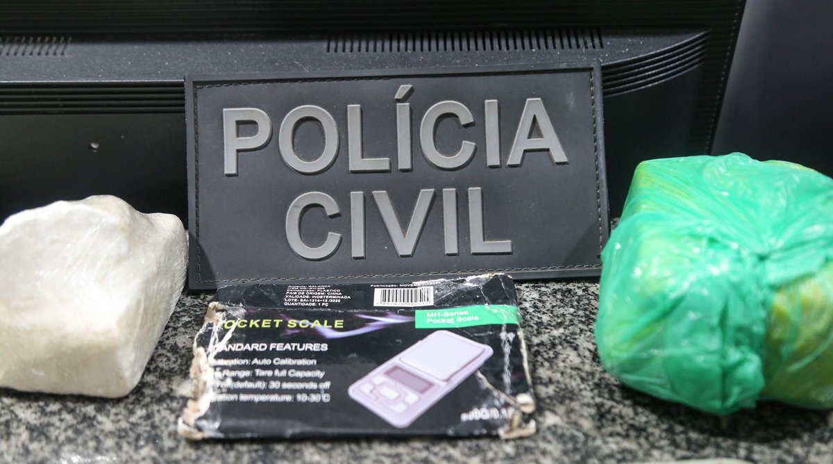 carlosbrandaoma's tweet photo. Mais ações do sistema de segurança pública. A Polícia Civil realizou hoje operação para inibir o tráfico de drogas em São Luís. Foram cumpridos mandados de busca e apreensão, com a prisão de quatro pessoas em flagrante portando drogas, dinheiro e balança de precisão. https://t.co/LB6gH4O8aI