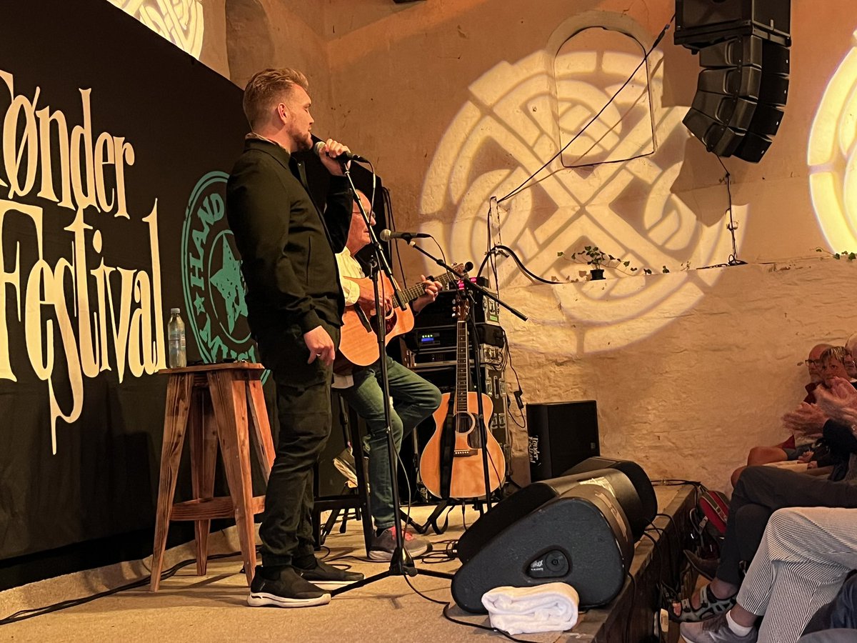 dktapers's tweet image. The maestro Allan Taylor was the surprice act at @TonderFestival  “s Visemøllen - an he brought lokal hero Jacob Dinesen on the stage for a fine rendition of The Jokers Hand …