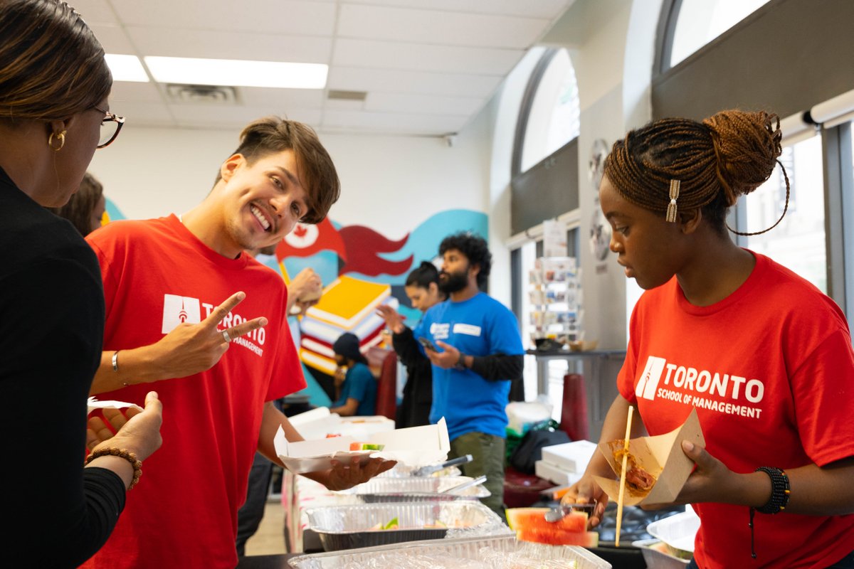 TorontoSoM's tweet photo. TSoM students celebrated Hotdog and Watermelon Day in the campus Student Lounge! They enjoyed servings of hotdogs with various toppings, as well as refreshing servings of watermelons.
#TSoM #myTSoM #Watermelon #HotDog #FindSuccessWithTSoM #GetInspiredFindSuccess #Studentservices https://t.co/bxS8NaKBc1