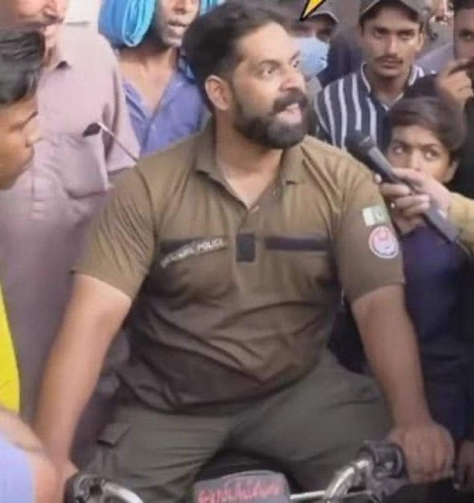 Constable Shahid given. Valuable tips to <a href="/iNaseemShah/">Naseem Shah</a> before 2nd ODI against <a href="/ACBofficials/">Afghanistan Cricket Board</a> #PakistanCricket