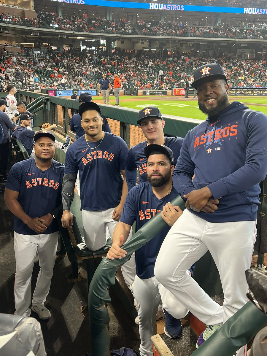 JuliaMorales's tweet photo. Pregame pic. https://t.co/t3gEjKKzt7