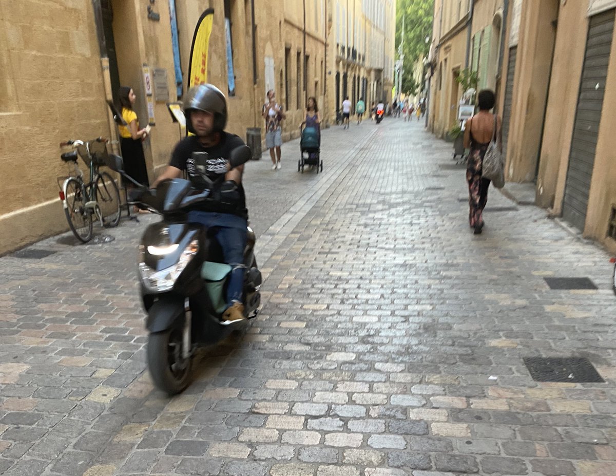 Braver la canicule pour se faire frôler par des scooters-livreurs qui traversent à fond les places, trottoirs et rue piétonnes d’<a href="/aixmaville/">Aix-en-Provence</a> 🥵 #raslescoot