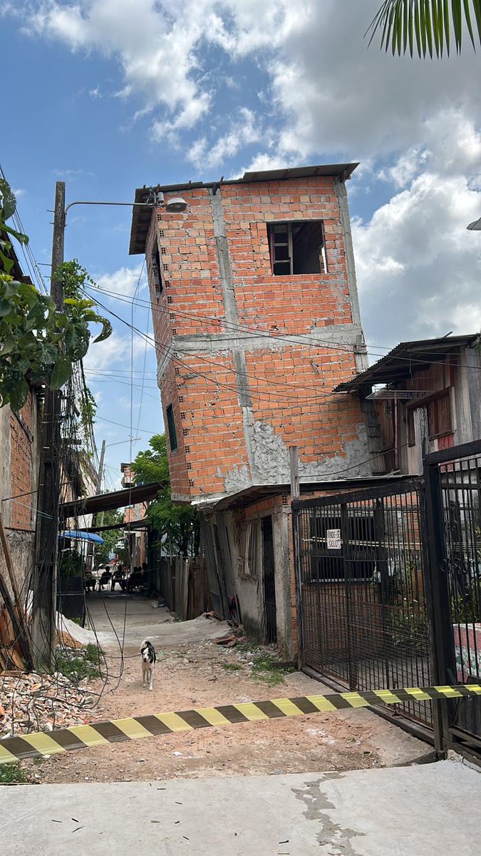 belemtransito's tweet photo. PERIGO
Uma casa no bairro do Jurunas apresenta riscos de desabar na manhã de hoje,24. Engenheiro e equipe de fiscalização do CREA foram ao local e adotaram as medidas de segurança, isolamento e evacuação de pessoas e pedreiros que trabalhavam na residência. https://t.co/yrC7DFJJSN