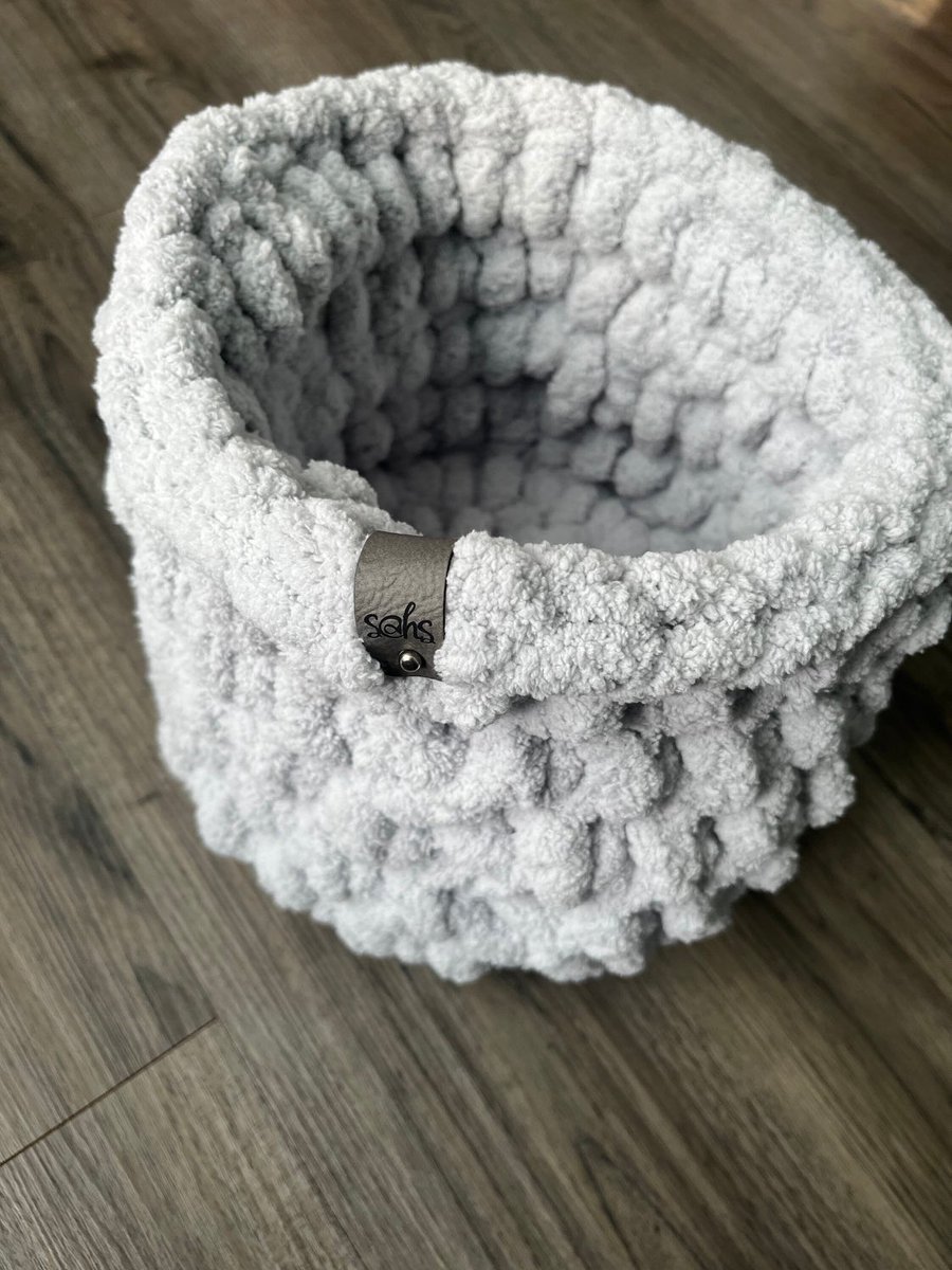 Small Chunky Crochet Basket 

etsy.com/listing/120544…

#stayathomestitchings #handmade #crochet #chunkyyarn #yarn #chunkycrochet #homedecor #basket #handmadebasket #crochetbasket #organize #organization #style #trendydecor #home #etsyfinds