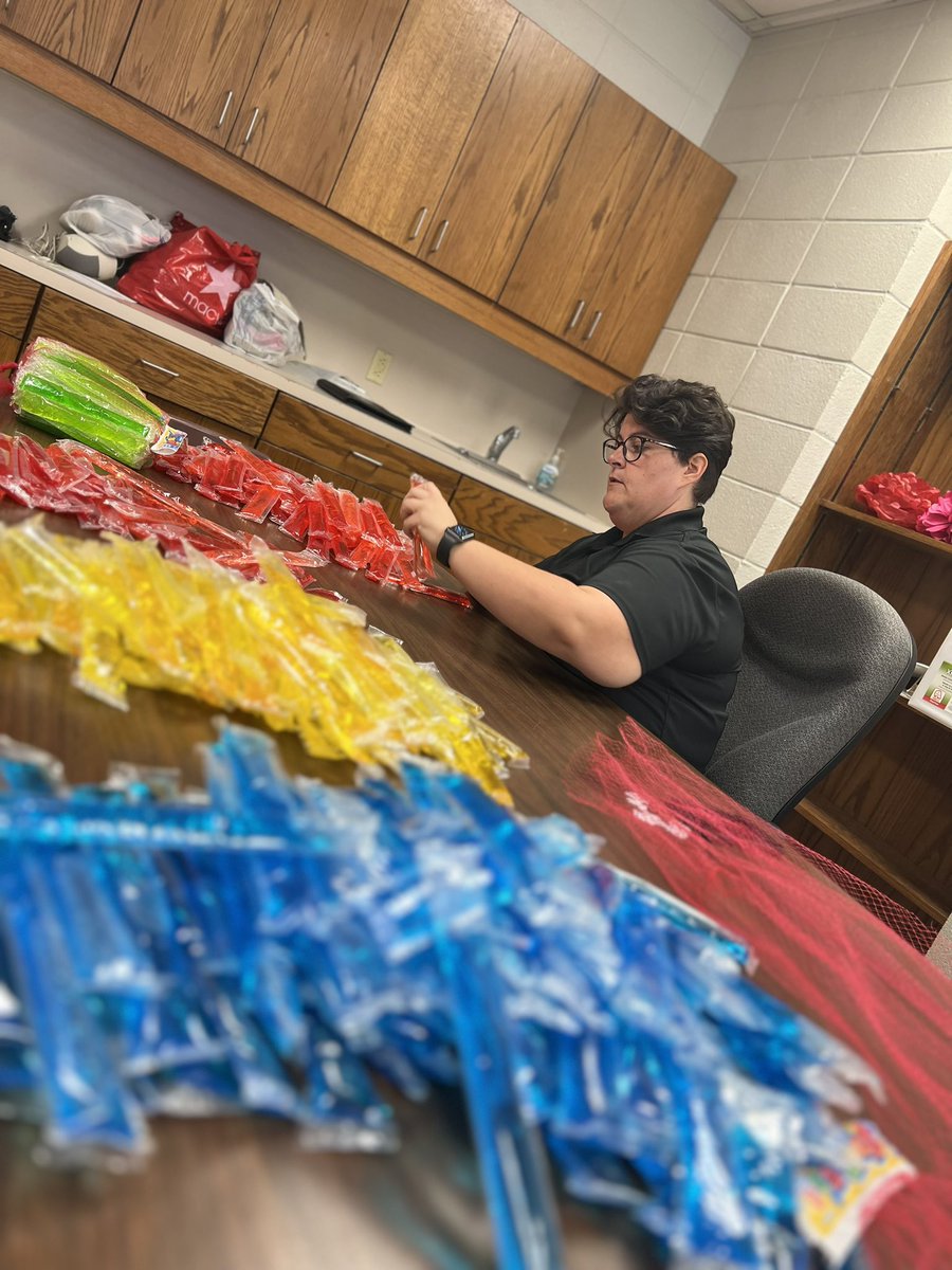 EmilyMartin225's tweet photo. Tell me you work in a school without telling me you work in a school… shout out to the one and only Jaynee Simms for doing the little things that create the BIG moments for kids! #sortingceremony #MTSSkickoff #betterinthebasin #luckyprincipal https://t.co/x7Kp47ymbk