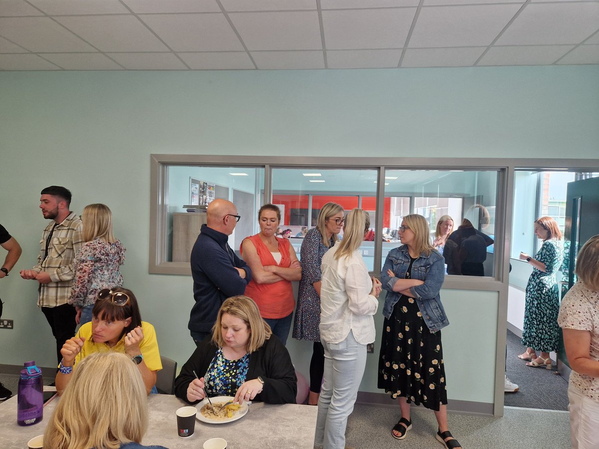 LimavadySEC's tweet photo. Staff from @stmaryslim and @limavadyhigh enjoyed a short break today for lunch together in the new Year 14 Study Centre. We were too busy eating and enjoying the company to remember to take a few photos! #excitingtimesahead https://t.co/paRrxJ4Kwh
