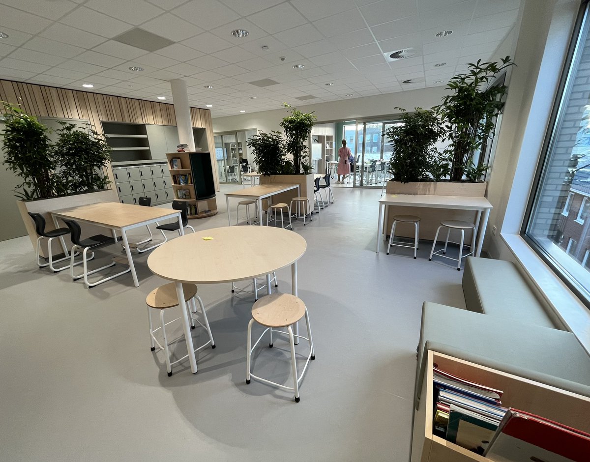 Na 6,5 jaar voorbereiding namen we afgelopen maandag dan eindelijk de nieuwbouw in gebruik met onze leerlingen! 🦁
Wát een ruimte, rust en rijke omgeving waar kinderen zich kunnen ontwikkelen!
Nieuwsgierig? Kom naar ons openingsfeest: zaterdag 16 sept van 10.30u-13u. Welkom!