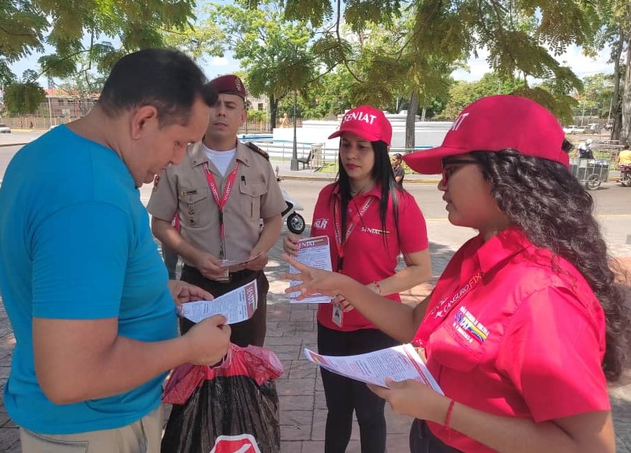 SENIAT_Oficial's tweet photo. En #Monagas servidores de la #STIMaturín adscritos a #RegiónNororiental realizan operativo de orientación, #ExigeTuFactura en la Plaza #ElEstudiante del municipio #Maturín.
#VenezuelaEsBRICS https://t.co/gkcxRkmxZq