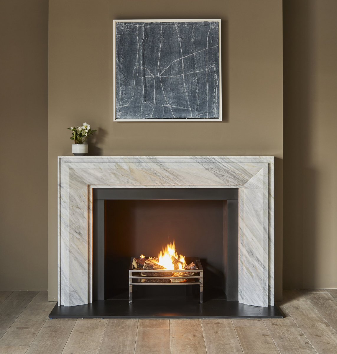 Designed by esteemed American design firm @pembrookeandives, our Brooklyn fireplace surround seen here in stunning Calacatta Blu Marble, brings contemporary sophistication to any interior project.
 
#chesneys #chesneysfireplace #fireplace #interiordesign #luxuryinteriors