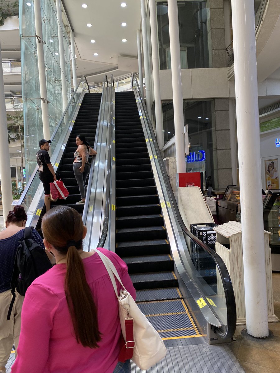 rottcalicol's tweet photo. Hasta cuando con esas escaleras malas @UnicentroCali1 ? https://t.co/d4cA8AaJZ3