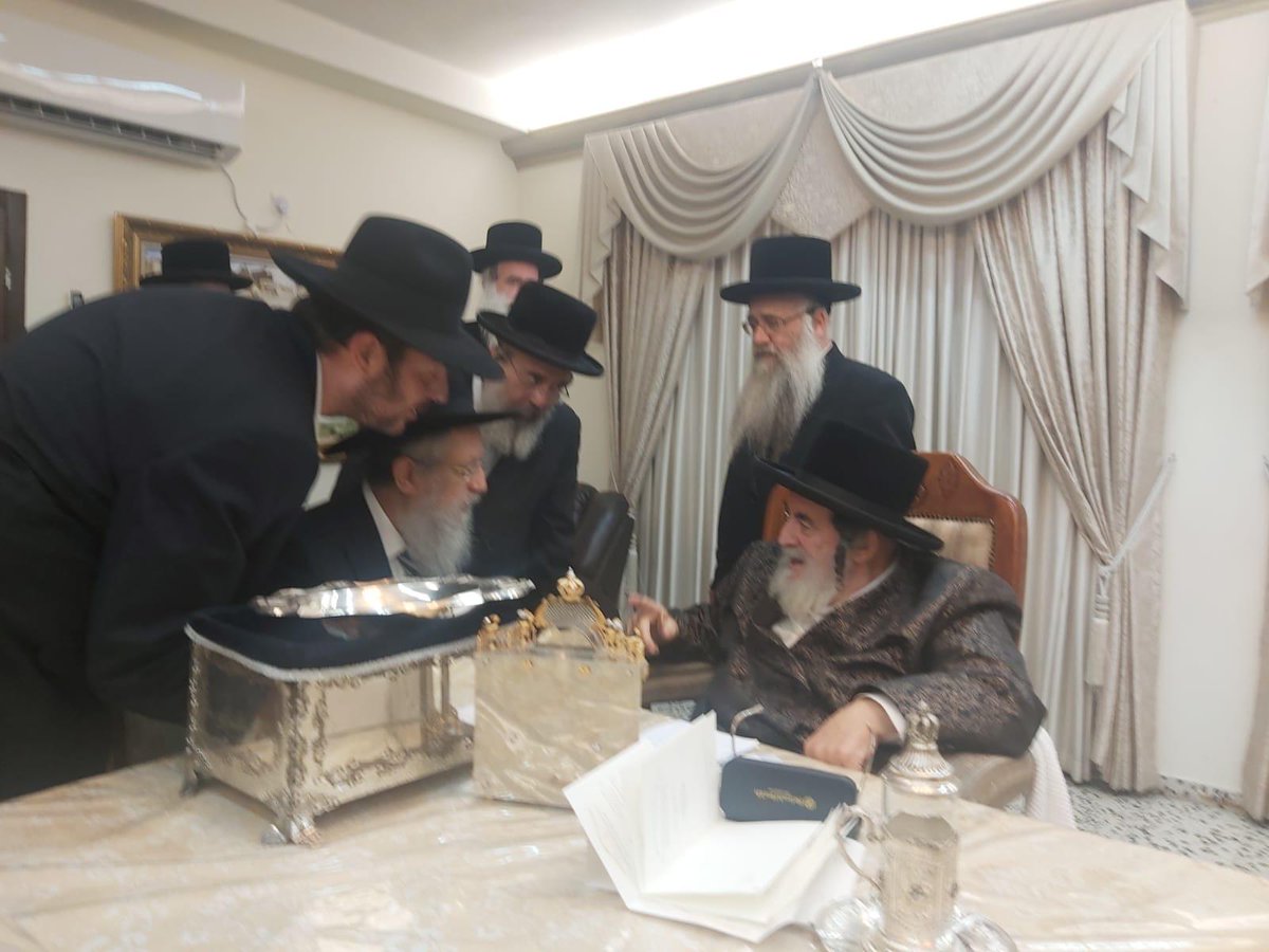 moshe_nayes's tweet photo. חבר מועצת חכמי התורה הגר"ד יוסף נכנס הערב למעונו של האדמו"ר מויז'ניץ, הגר"ד העניק לאדמו"ר את סט "הלכה ברורה" החדש שהוציא ושוחחו בדברי תורה. האדמו"ר בירך את הגר"ד יוסף לקראת השנה החדשה בהצלחה רבה https://t.co/mT0xsostoN