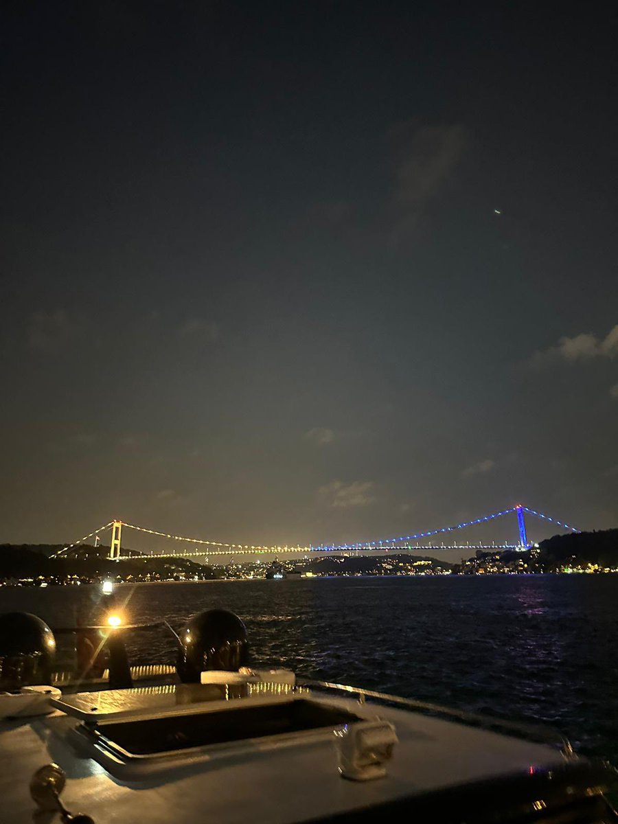 SportsCubuklu's tweet image. 🔥 İstanbul'da 15 Temmuz Şehitler Köprüsü Sarı Lacivert YANIYOR!