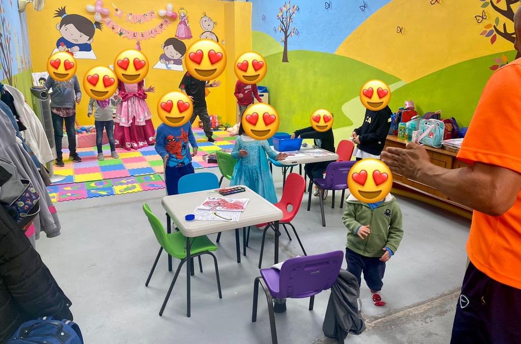 OSFEM_oficial's tweet photo. A horas de que regresen a las aulas, muchos pequeñitos, hijos de personas servidoras públicas, disfrutan del Club Educativo del #OSFEM. 👧🏻👦🏻👶🏼

Aquí, gracias a la labor de especialistas, no solo se entretienen sino que también desarrollan y potencian sus habilidades. https://t.co/2JKxcQgIfi