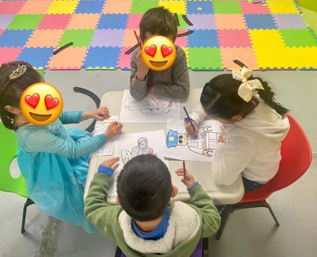 OSFEM_oficial's tweet photo. A horas de que regresen a las aulas, muchos pequeñitos, hijos de personas servidoras públicas, disfrutan del Club Educativo del #OSFEM. 👧🏻👦🏻👶🏼

Aquí, gracias a la labor de especialistas, no solo se entretienen sino que también desarrollan y potencian sus habilidades. https://t.co/2JKxcQgIfi
