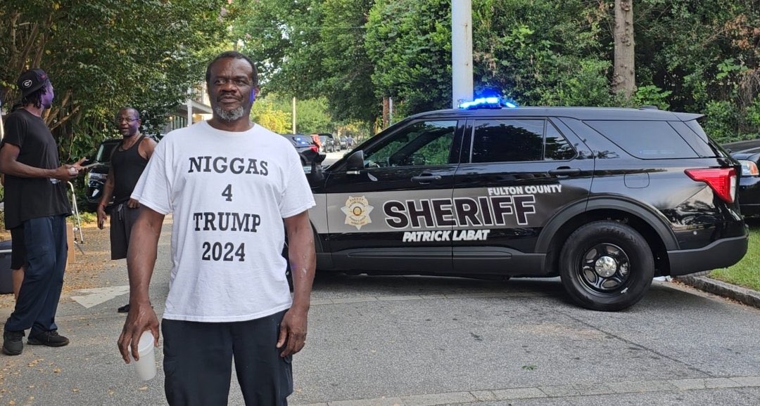 GAFollowers's tweet photo. Some are suggesting black people are getting paid by Trump supporters to show up outside Fulton County jail in Atlanta ahead of #Trump's arrival. 😮 https://t.co/Kif2VHxFTE