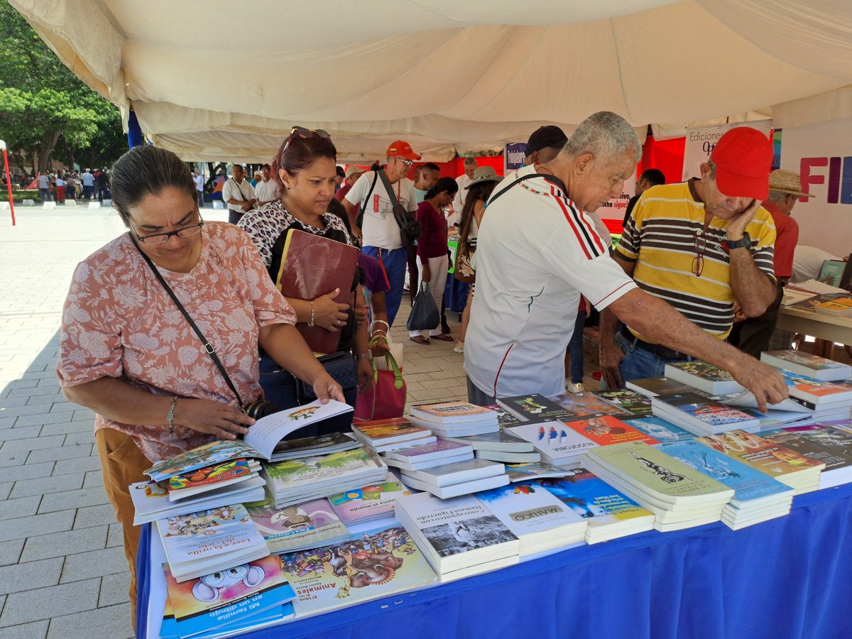 #34Agosto Desde la plaza Bolívar de Cumaná, se desarrolla la 18ª Feria Internacional del Libro #FILVEN Sucre 2023. Ven y disfruta de esta magna fiesta del libro! #VenezuelaEsBRICS #Educación @NicolasMaduro @MPPEDUCACION @_LaAvanzadora @vicent_carvajal @GPintoVzla @KarenlyPSUV