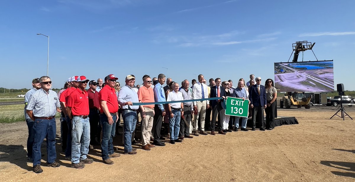 brookingsinfo's tweet image. A ribbon cutting for the new I-29 Exit 130 interchange in Brookings took place Wednesday. Speakers were U.S. Sen. John Thune, U.S. Rep. Dusty Johnson, SDDOT Secretary Joel Jundt, Mayor Ope Niemeyer, and Tim Reed. #I29Exit130 #Chamber #BEDC #BrookingsCounty #BrookingsSD #SDDOT