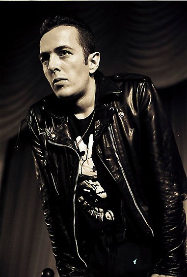 NewWaveAndPunk's tweet photo. Joe Strummer of #TheClash by Ann Summa. https://t.co/xlR6dVHmf6