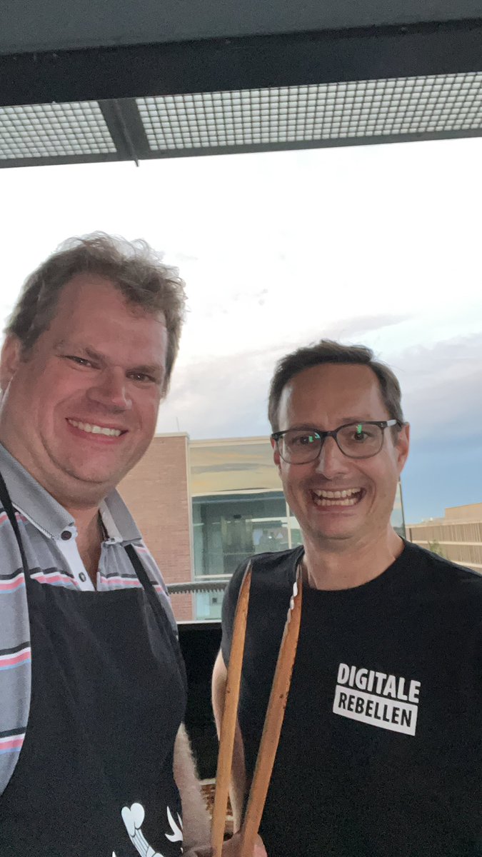 TKortkamp's tweet photo. @ModernWorkMS @LuiseFreese @NickiBorell Und der Grill ist auch wieder am Start https://t.co/SCD5Hw0iA1