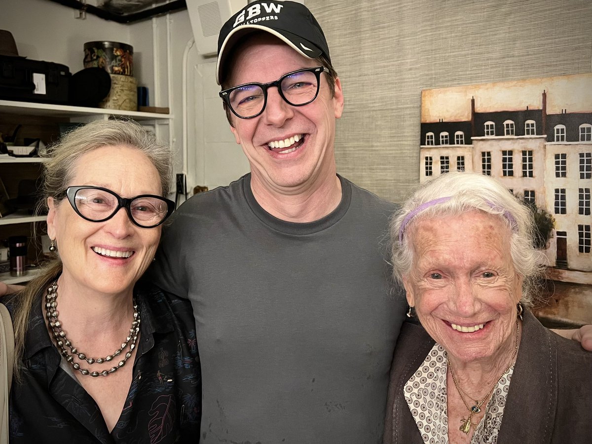 Sean Hayes tweet media